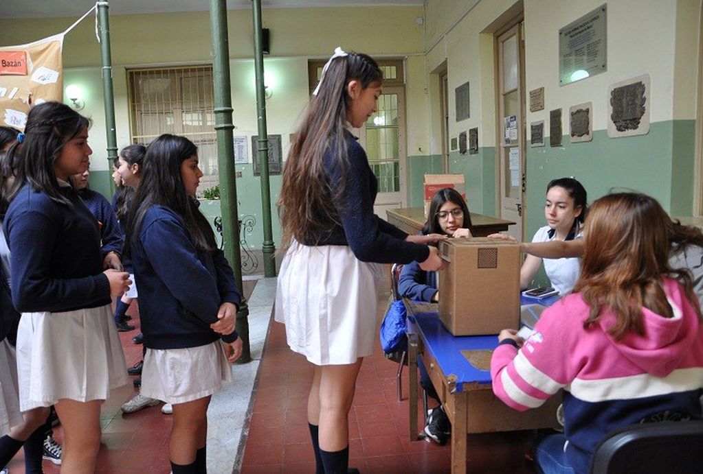 Alumnas de la "Paula Dominguez de Bazan" votaron en el 2018.