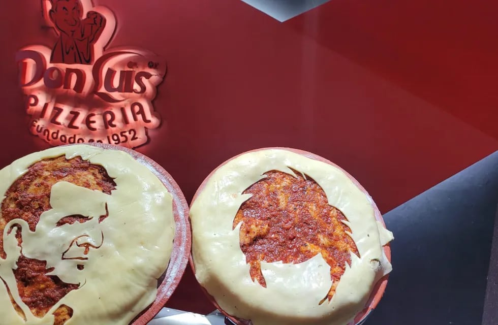 Los rostros de Sergio Massa y Javier Milei, tallados en el queso de las muzzarellas (Gentileza pizzería Don Luis)