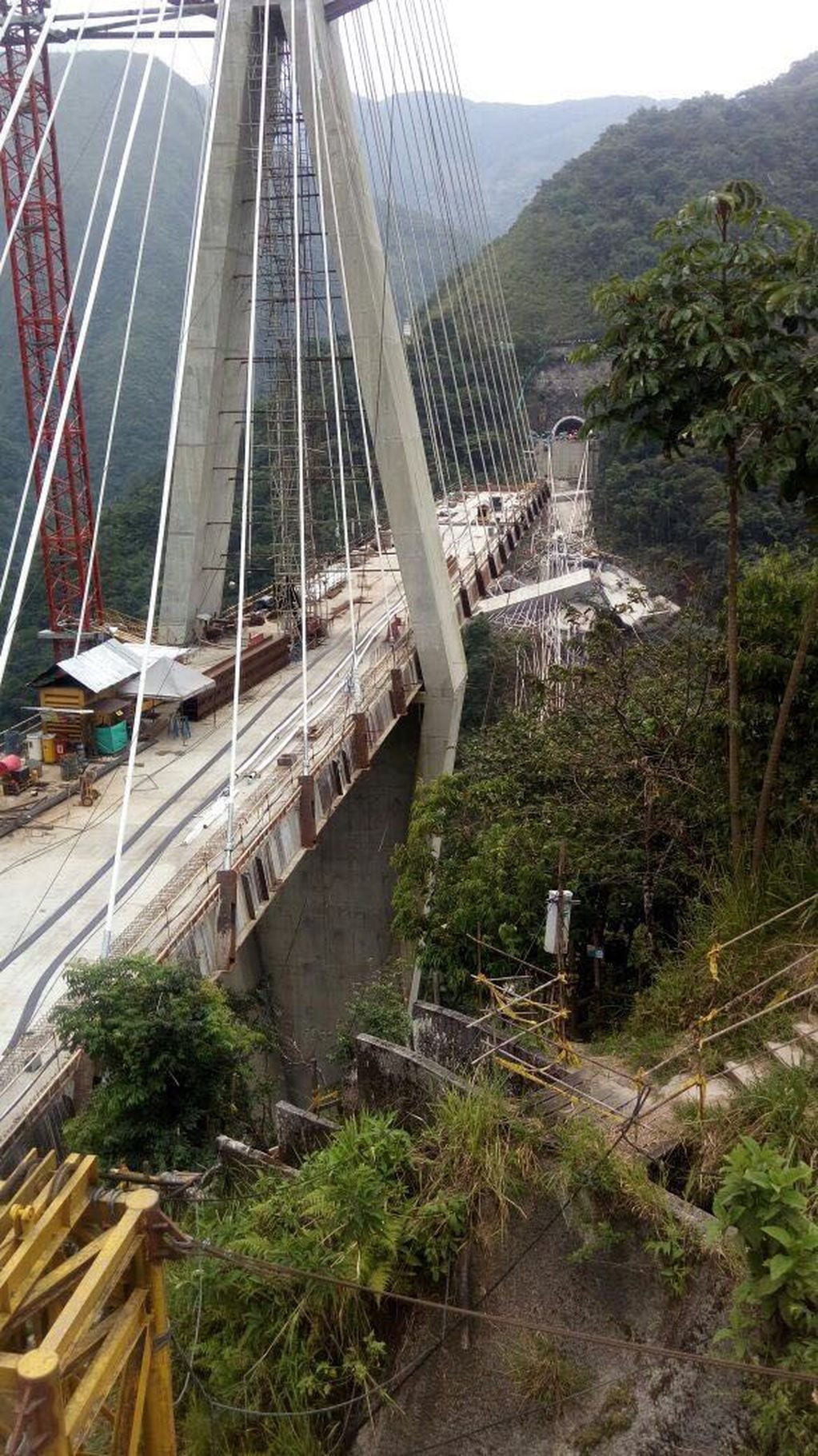 Vista de un puente en construcción entre Villavicencio y Bogotá, Colombia, que colapsó el 15/01/2018. 
(Vinculado al texto de dpa "Colapso de puente vehicular en Colombia causa nueve muertes")
(Mejor calidad posible) foto: Ministerio de Transporte/colprensa/dpa