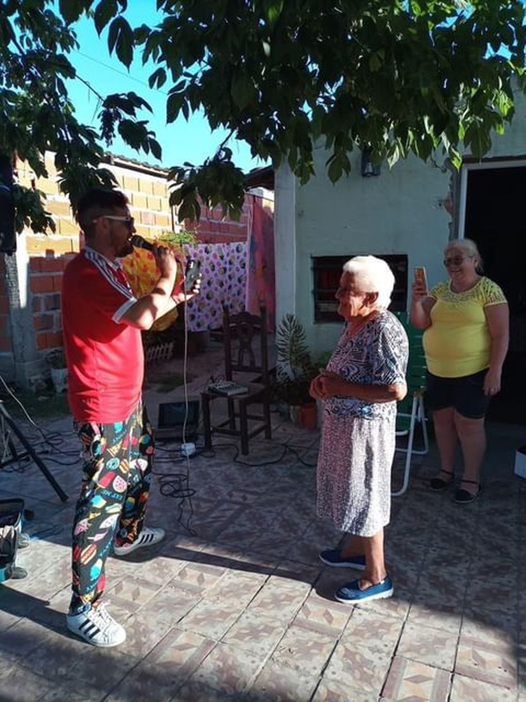 Cristian Charco cantando a abuela Tola
