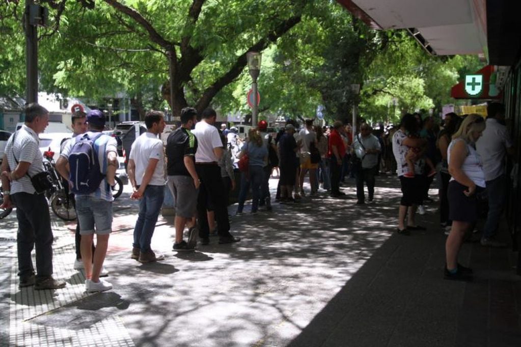 Mendocinos haciendo fila para adquirir su entrada. (Foto: Gentileza Diario El Sol).