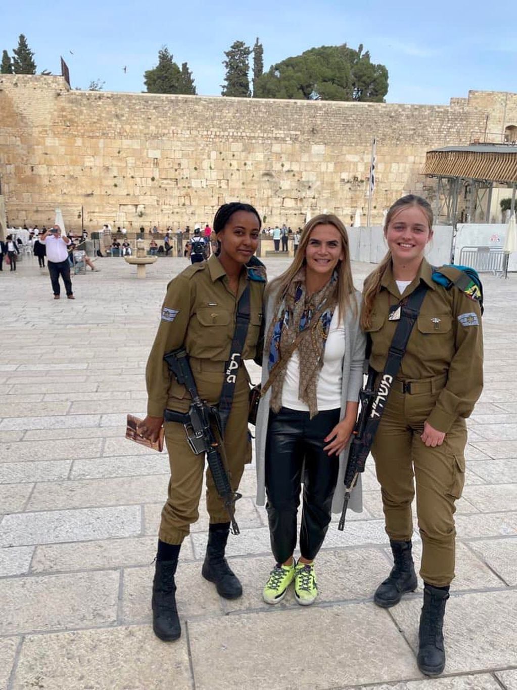 Amalia Granata junto a jóvenes militares en Jerusalén.