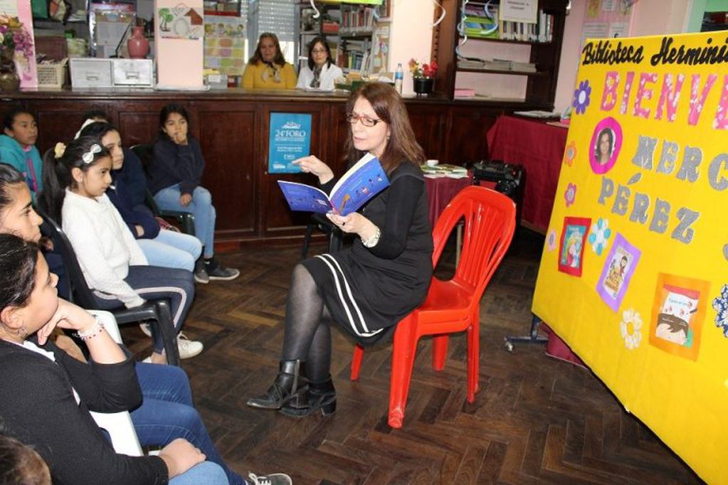 Mercedes Pérez Sabbi y los niños en una de las actividades de cierre del Foro Internacional de Fomento del Libro y la Lectura,