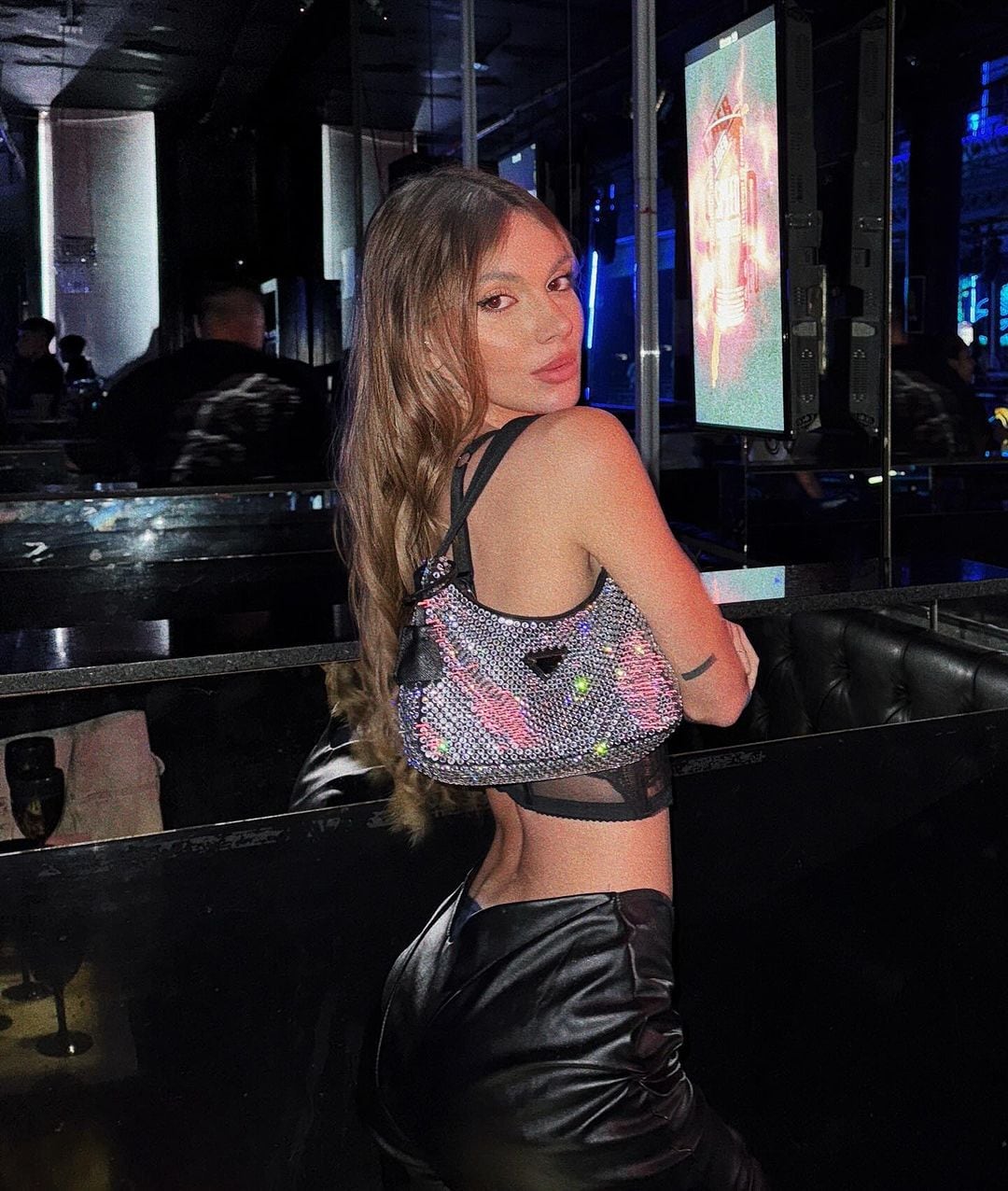 Escote ultra sexy y transparencias: Sasha Ferro apostó por un look total black y revolucionó a sus fans