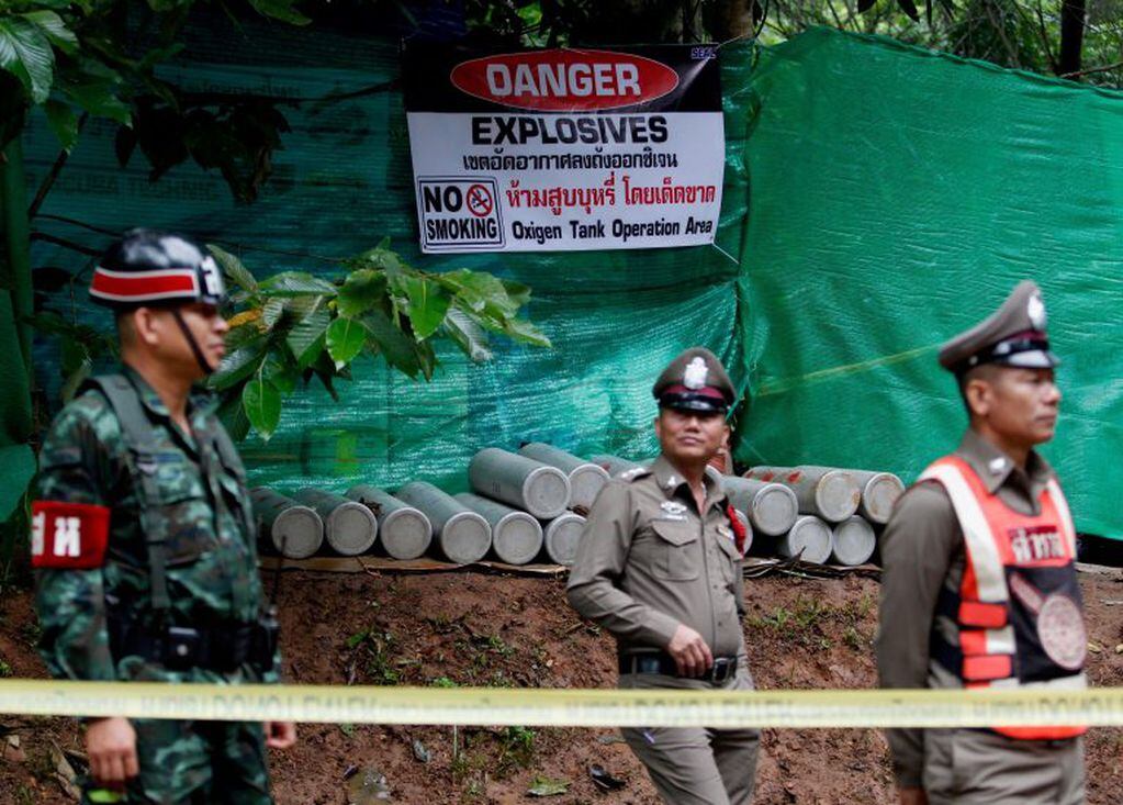 Oficiales de policía tailandeses y personal militar hacen guardia frente a la zona del tanque de oxígeno durante las operaciones de rescate para salvar a un equipo de fútbol en la cueva Tham Luang en Khun Nam Nang Non Forest Park, Tailandia (EFE)