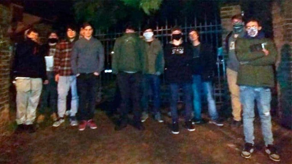 13 jóvenes organizaron una choripaneada en la noche del sábado