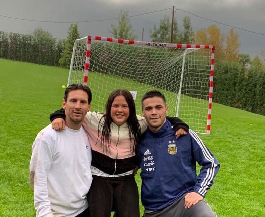 Lionel Messi junto a su sobrina Morena y su primo Bruno Biancucchi. (@leomessi)