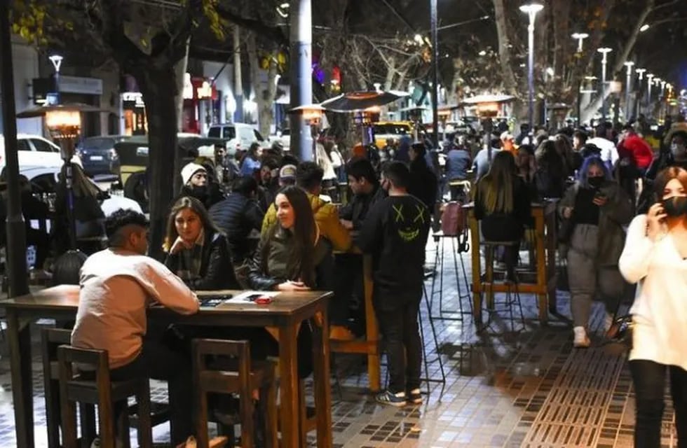 Propiestarios de bares y restaurantes de Mendoza iniciaron una campaña para poder cerrar a la una.