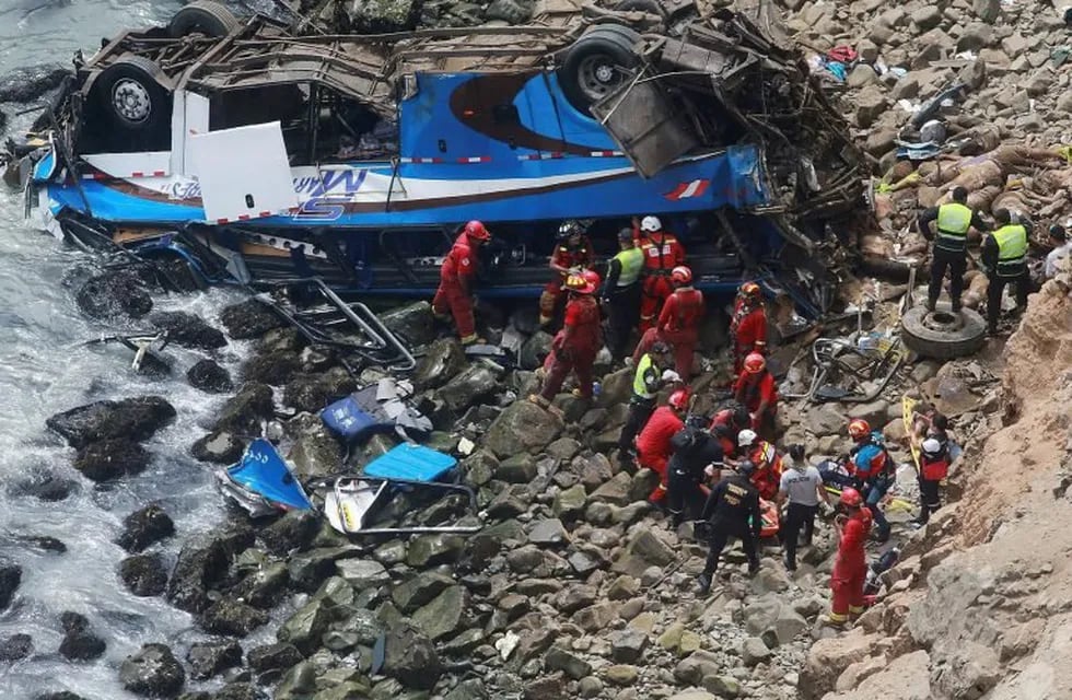 Al menos 25 muertos tras la caída de un autobús a un precipicio en Perú. Foto: AP.