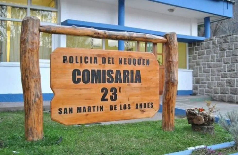 Una mujer que se desempeña como cabo en la comisaría N° 23 de San Martín de los Andes denunció a un suboficial por acoso sexual. Policía del Neuquén