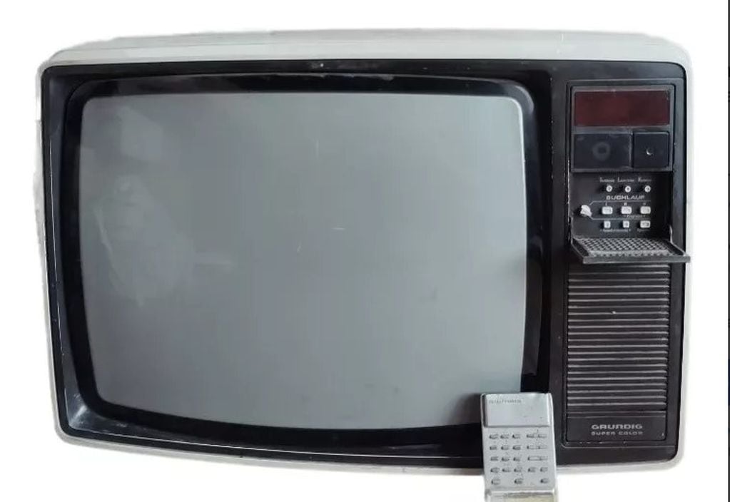 Televisor años 80, a color y con control remoto 