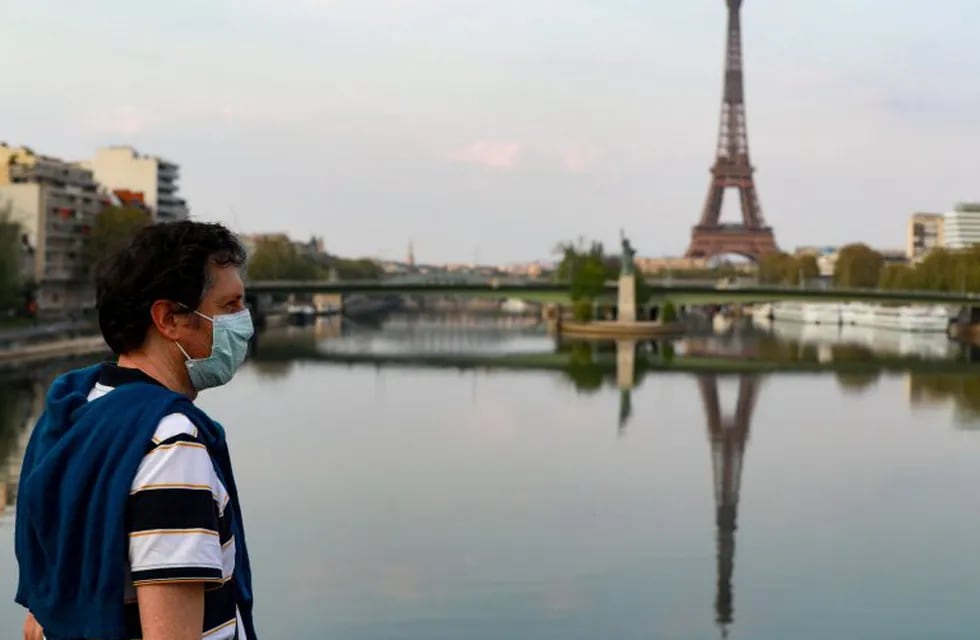11/04/2020 11 April 2020, France, Paris: A man wearing a mouth guard looks at the reflection of the Eiffel Tower on the Seine river. Photo: Ludovic Marin/AFP/dpa POLITICA INTERNACIONAL Ludovic Marin/AFP/dpa