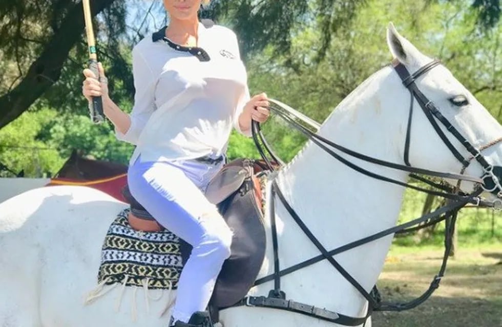 El particular look de Vicky Xipolitakis para practicar equitación. Foto: Instagram.