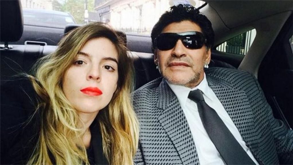 La hija mayor de Diego Maradona reveló que su hija recibe señales del exfutbolista.
