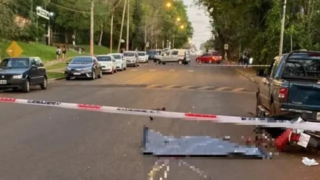 Accidente fatal en Puerto Iguazú: motociclista perdió la vida al chocar con camioneta estacionada