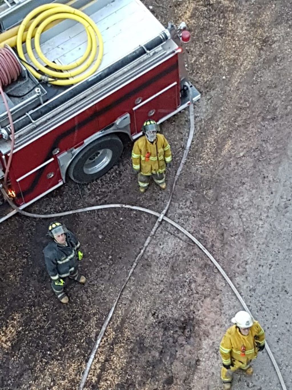 El voraz incendio de una secadora de granos en la localidad de Justiniano Posse. (Prensa Bomberos Voluntarios)