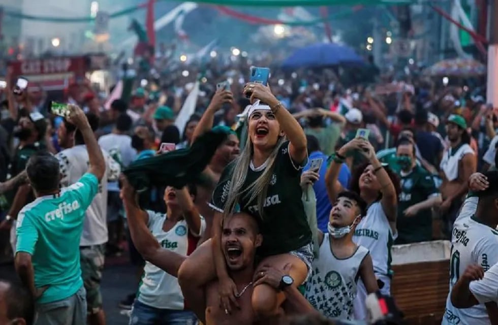 Aficionados del Palmeiras, en las calles de Sao Paulo, tras el triunfo del conjunto brasileño. Foto: EFE