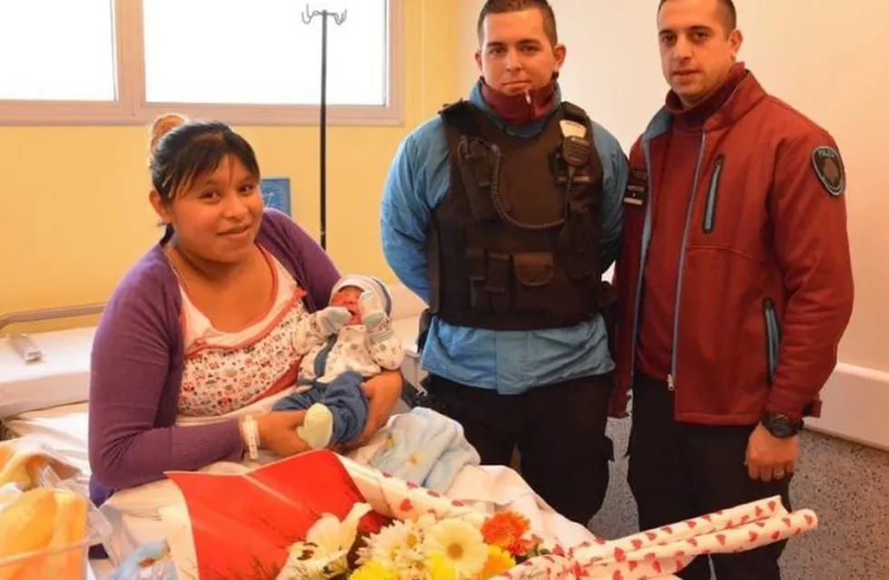 Una mujer dio a luz en plena calle, asistida por dos policías que patrullaban la zona