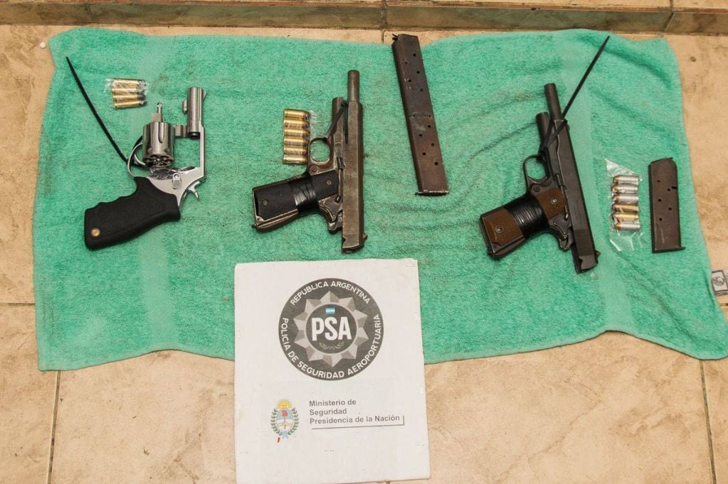Las fuerzas federales secuestraron cuatro armas de fuego durante los allanamientos.