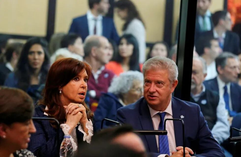 Cristina Kirchner y su abogado, Carlos Beraldi. (AP)