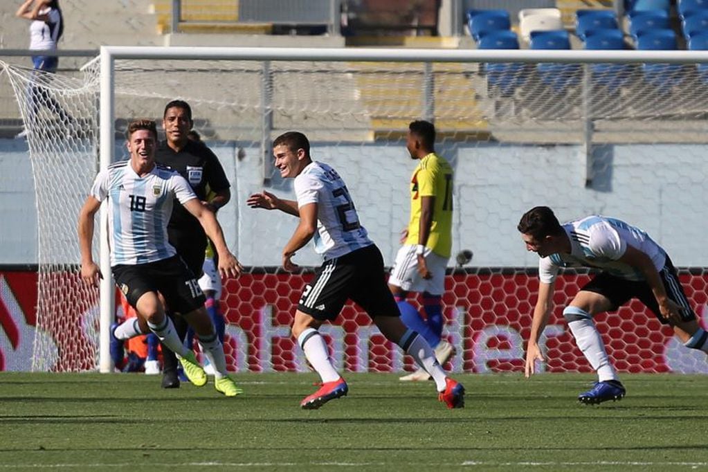 Julian Álvarez (c) de Argentina celebra un gol en un partido de fútbol entre Argentina y Colombia