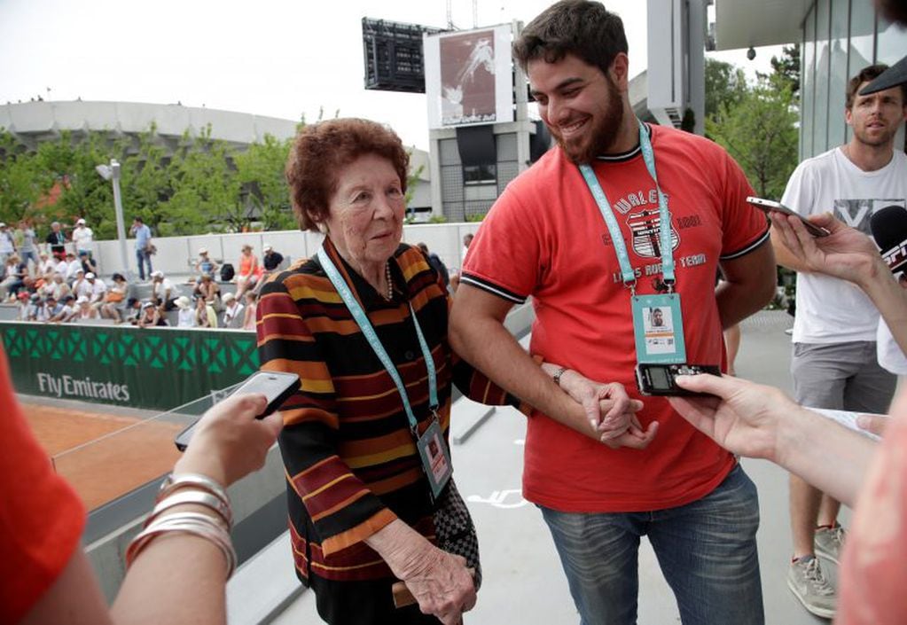 La abuela de Marco Trungelliti junto al hermano del tenista, presenciaron la victoria en Roland Garros frente a Tomic.