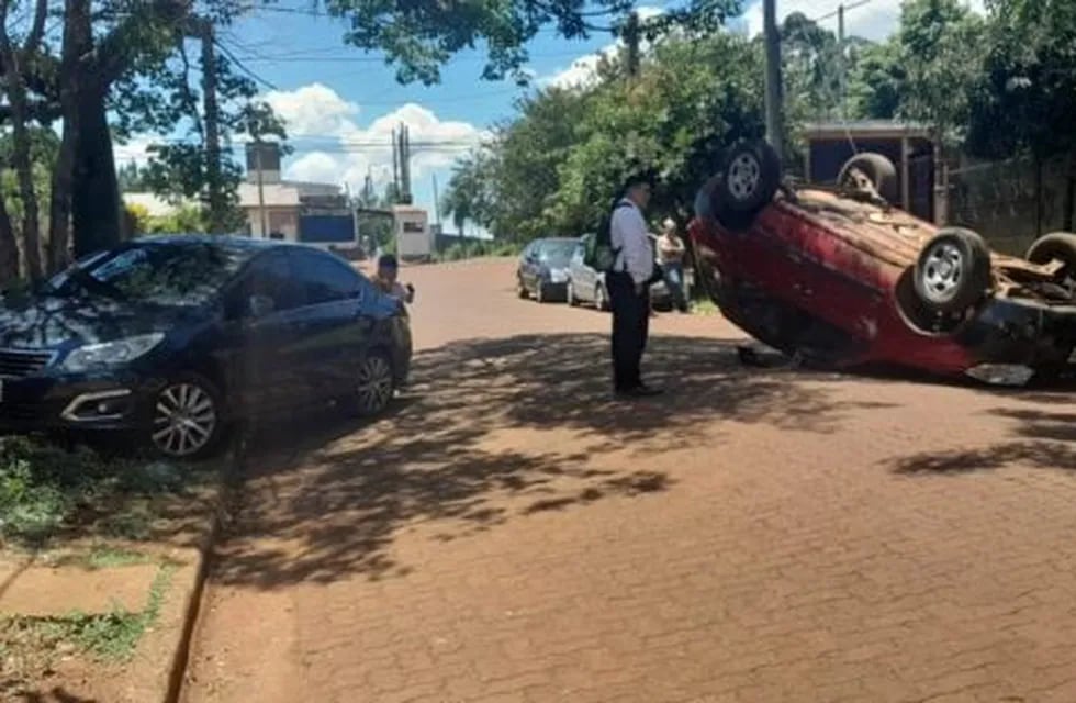 Conductor chocó un auto estacionado y volcó en Posadas.