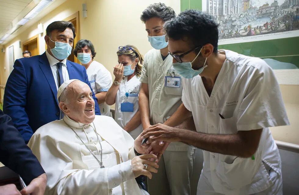 El Papa Francisco sigue internado y este viernes trabajó desde su habitación en el hospital de Roma. Foto: Vatican Media vía AP, archivo.