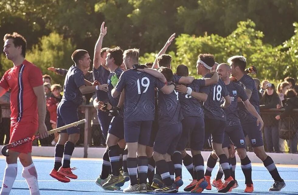 El seleccionado de hockey sobre césped masculino mayores de Mendoza se consagró campeón argentino.