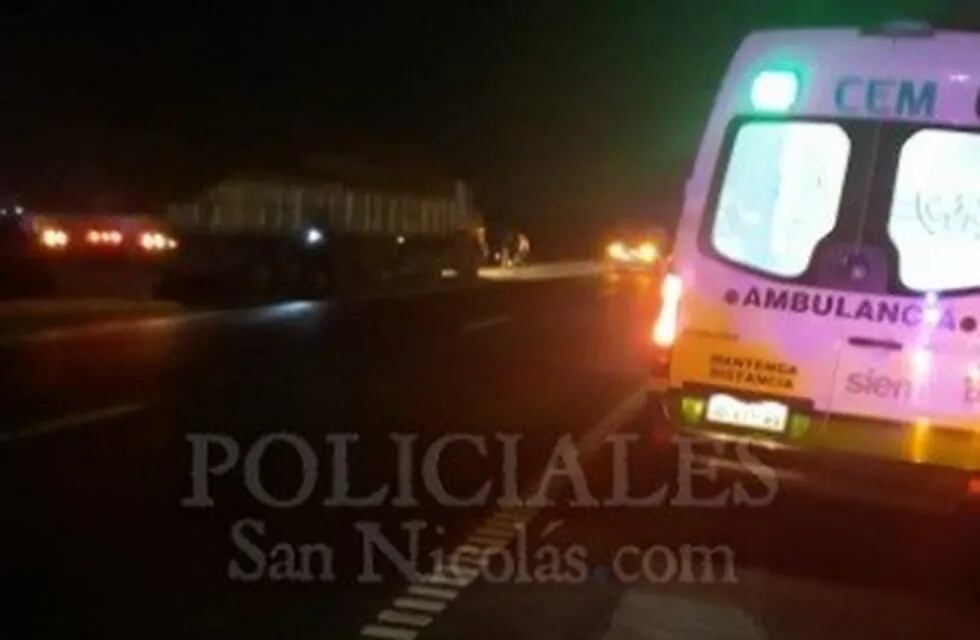 Una ambulancia del CEM auxilió a las víctimas. (Policiales San Nicolás)