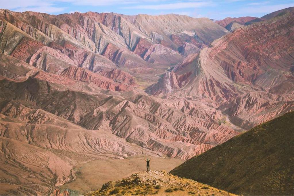 La belleza de las coloridas montañas del Hornocal, en Humahuaca, asombra y deja estupefacto al visitante.