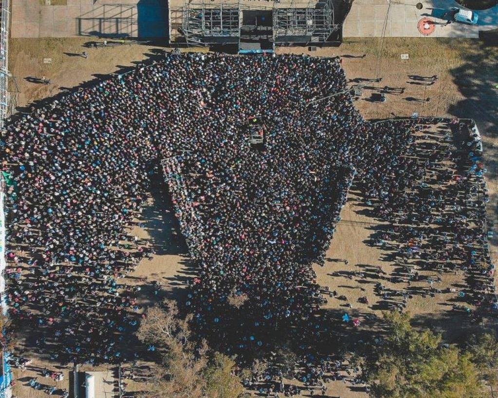 Miles de militantes siguieron la presentación desde el Parque Agnesi. Foto: Prensa CFK y  AFS.