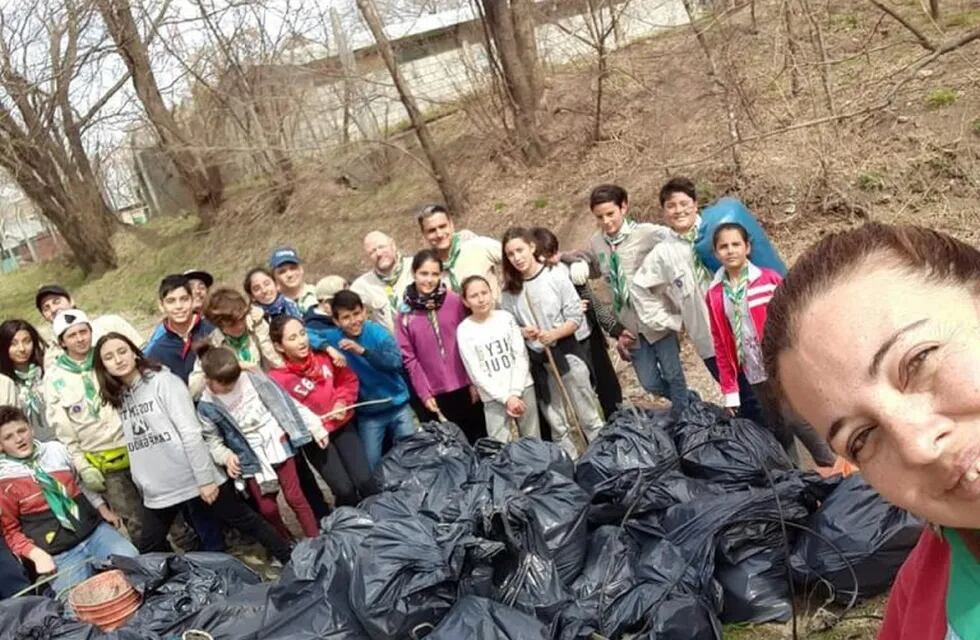 La Juventud de Scout Paravachasca retiró basura de la costa del río Anisacate