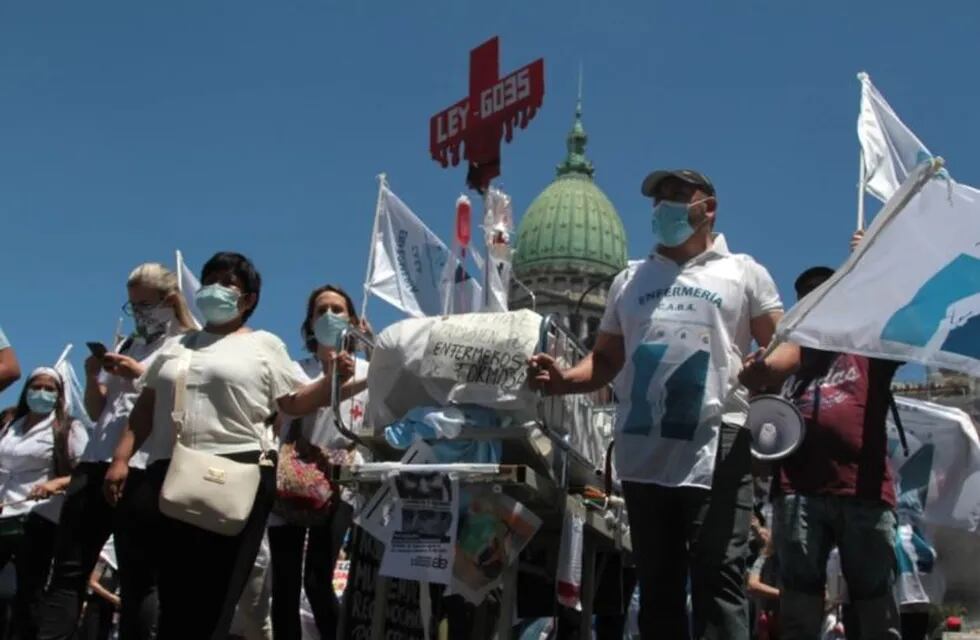 Enfermeros cumplieron segundo día de paro y finalizaron acampe con suelta de globos en Plaza de Mayo