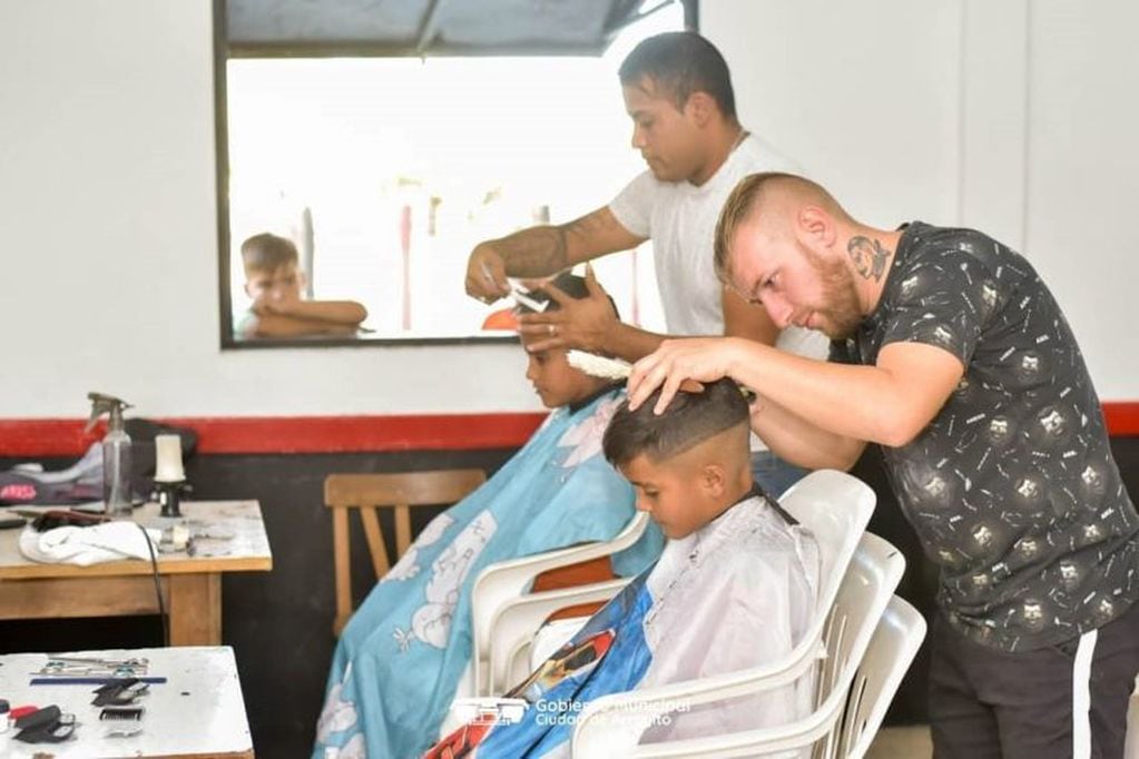 Peluqueros de Arroyito cortan el cabello gratis para niños en edad escolar