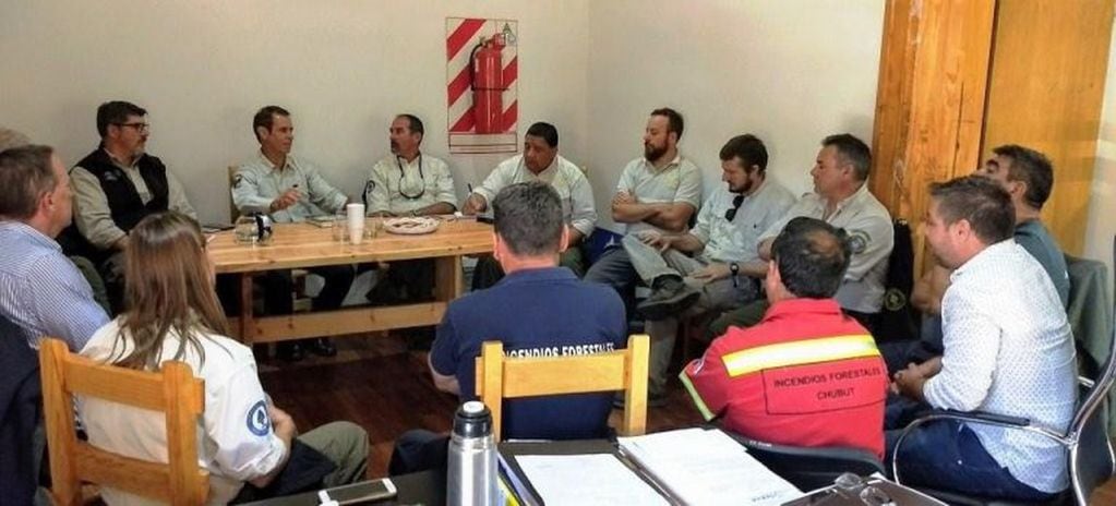 Secretaria de Bosques de Chubut organizó charlas para coordinar el accionar contra el fuego en zonas aledañas.
