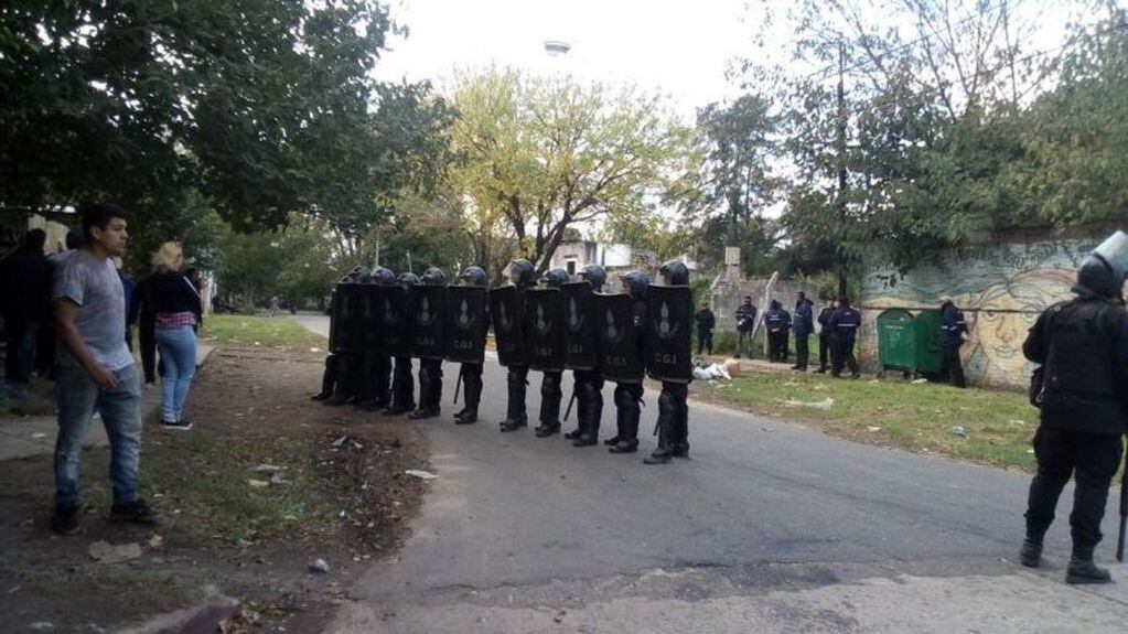 Vecinos de República de la Sexta denunciaron represión policial ante el intento de desalojo de sus viviendas. (@iregamboa)