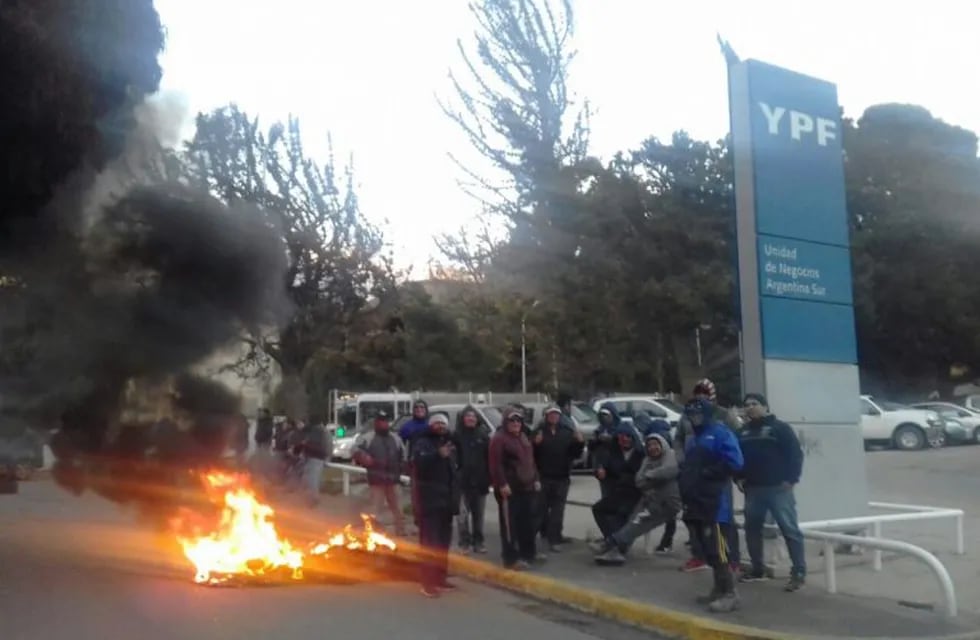 Trabajadores de la UOCRA se encuentran también con manifestación en la Administración de YPF