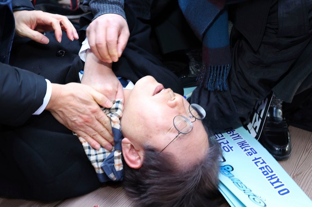 Lee Jae-myung, líder del partido opositor de Corea del Sur, fue apuñalado esta mañana durante un acto público. Lo trasladaron consciente al hospital para ser operado.