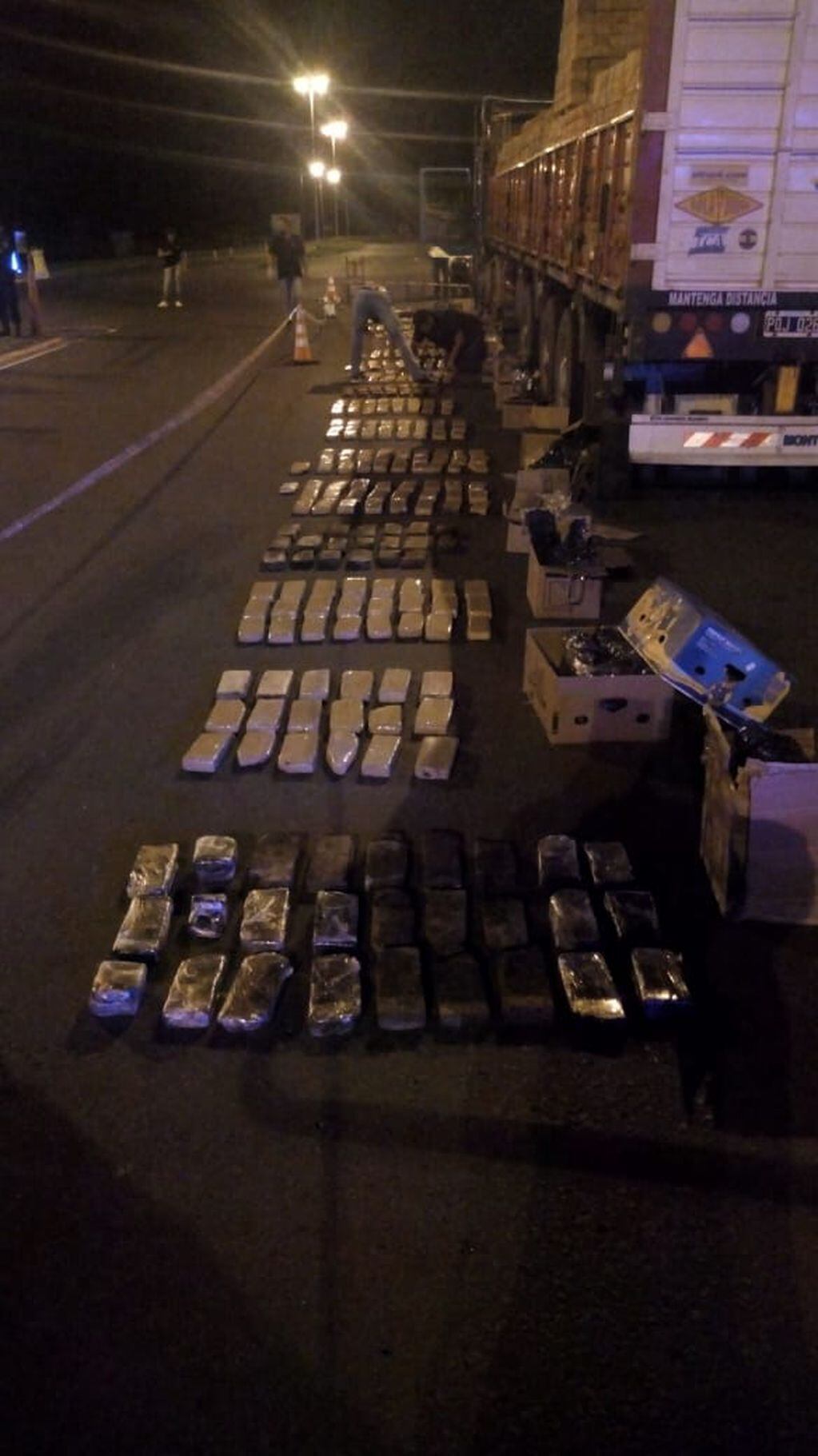 La policía secuestró 417 panes de marihuana cannabis sativa distribuidos en 17 cajas de cartón; la carga arrojó un peso total de 322,405 kilos. 