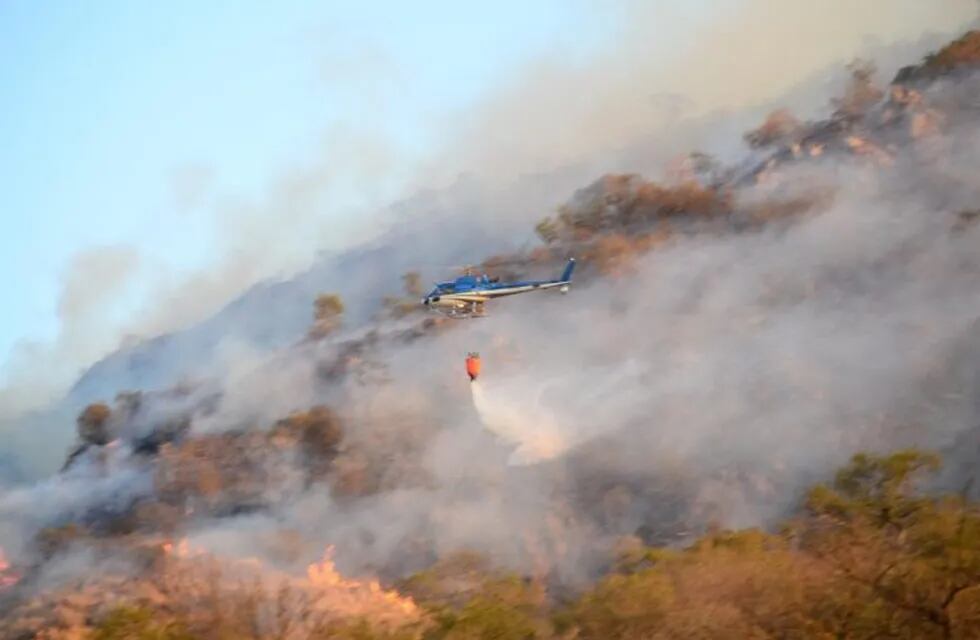 Incendio forestal originado este lunes 21 de septiembre al sur de Villa Carlos Paz. (Foto: prensa municipal).