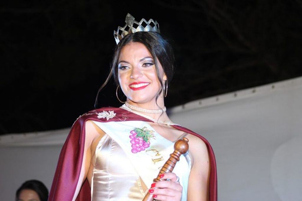 Agustina con su bastón y capa de Reina de la Vendimia de San Rafael.