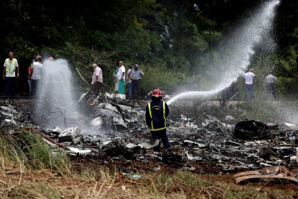 Los bomberos en pleno trabajo sobre el avión.