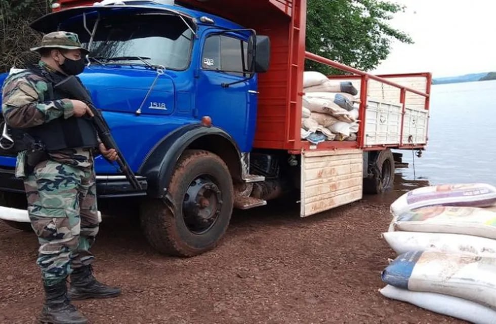 Prefectura Naval Argentina secuestró ocho toneladas de granos de soja.