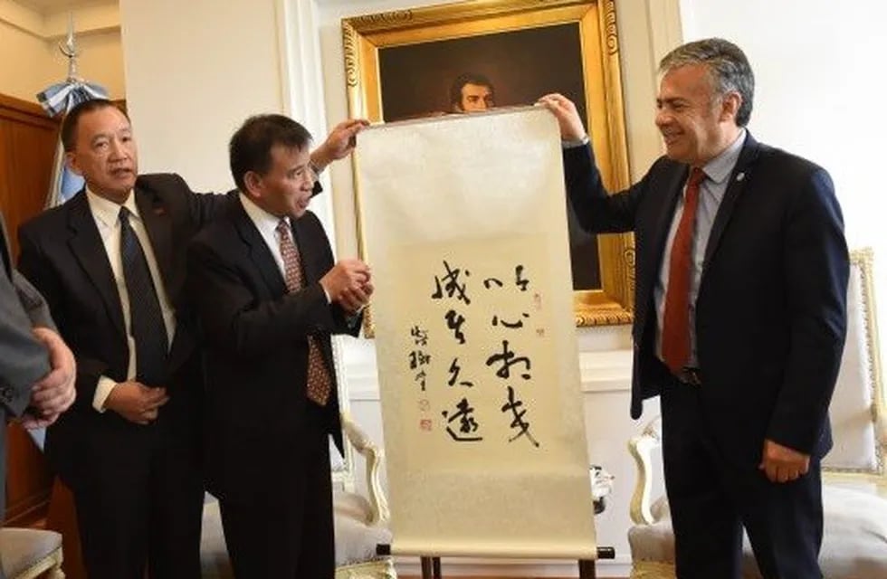 El gobernador Alfredo Cornejo junto a representantes de la Agencia de Comercio de Guangdong, de China.