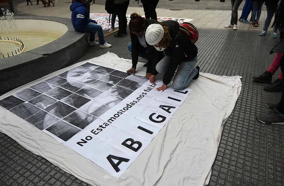 En el kilómetro 0 de la Ciudad, familiares y amigos realizaron una marcha pidiendo por la aparición de la joven desaparecida Abigail Carniel. (Foto: José Gutierrez / Los Andes)