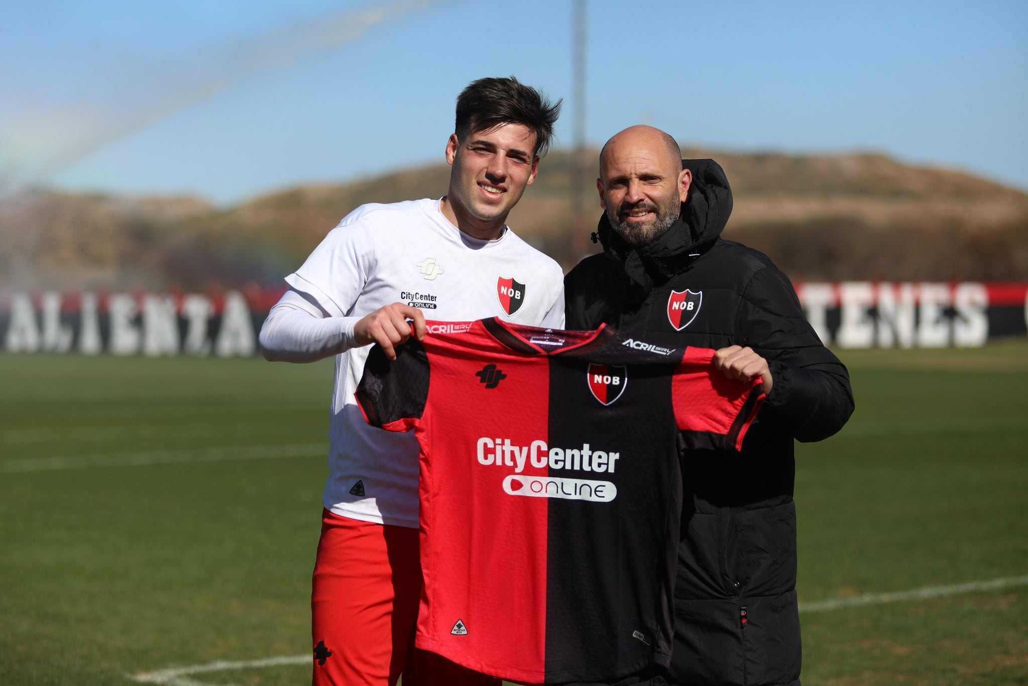 El director deportivo Ariel Michaloutsos presentó al jugador en el predio de Bella Vista.