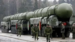 Tropas rusas ensayan un desfile junto a un grupo de misiles balísticos intercontinentales Topol-M, aptos para cabeza nuclear. AP