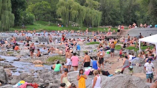 CALOR. Playa de Oro, en Carlos Paz, estuvo a tope el martes (La Voz).