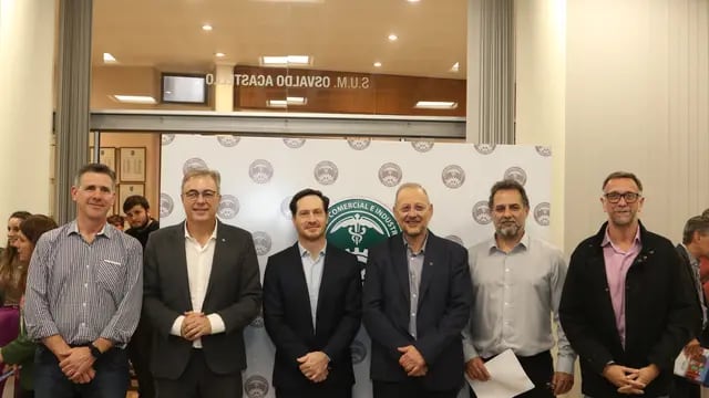 Funcionarios municipales, provinciales y empresarios de Rafaela Alimentos, tras la firma del convenio